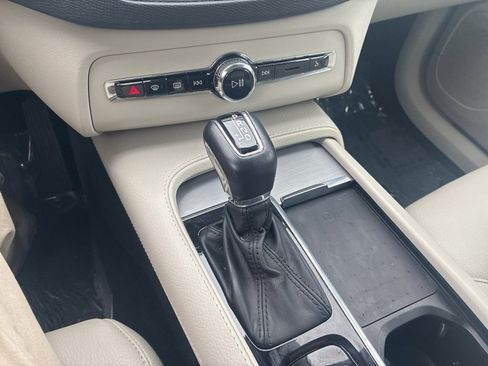 Used 2022 Volvo XC90 T5 Momentum w/ Climate Package image 8