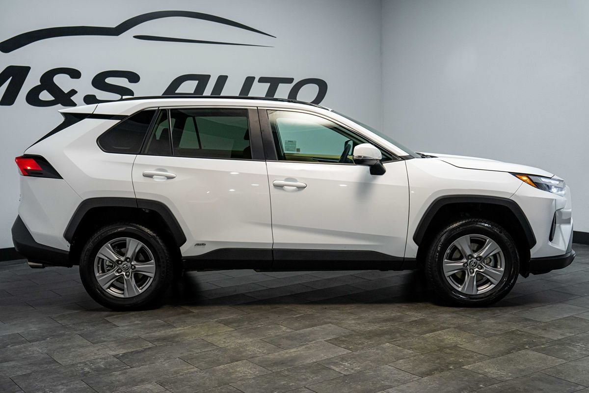 Used 2024 Toyota RAV4 LE AWD/4WD image 8