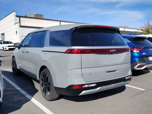 Used 2024 Kia Carnival EX image 8