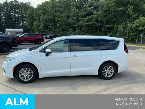 Used 2023 Chrysler Pacifica Touring-L FWD image 2