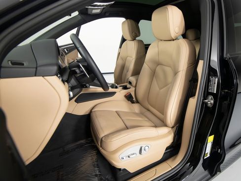 Certified 2025 Porsche Macan AWD/4WD image 16