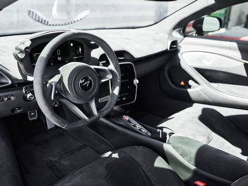 Used 2024 McLaren Artura RWD image 2