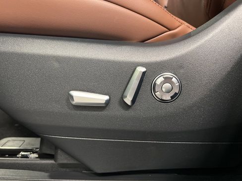 Used 2025 Lincoln Navigator Reserve image 38