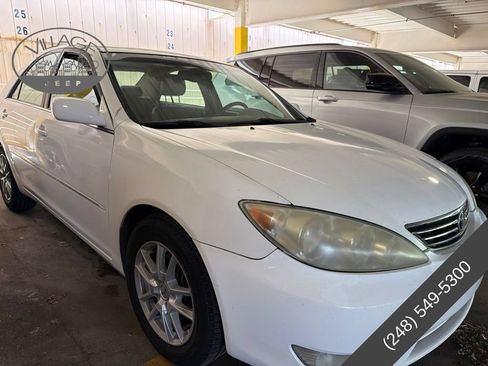 Used 2005 Toyota Camry LE FWD image 2