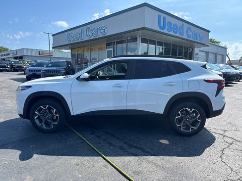 Used 2025 Chevrolet Trax LT w/ Driver Confidence Package image 3