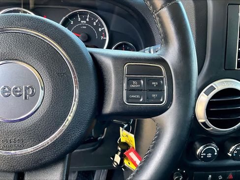 Used 2013 Jeep Wrangler Unlimited Rubicon w/ Connectivity Group AWD/4WD image 26