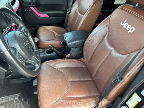 Used 2017 Jeep Wrangler Unlimited Sahara w/ Connectivity Group AWD/4WD image 16