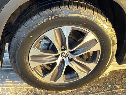 Used 2023 Toyota Highlander XLE image 15