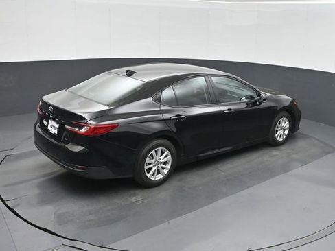 Used 2025 Toyota Camry LE image 30