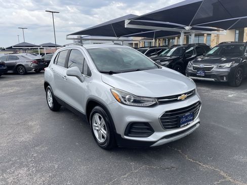 Used 2018 Chevrolet Trax LT w/ LT Convenience Package FWD image 1