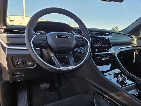 New 2025 Jeep Grand Cherokee Laredo image 12