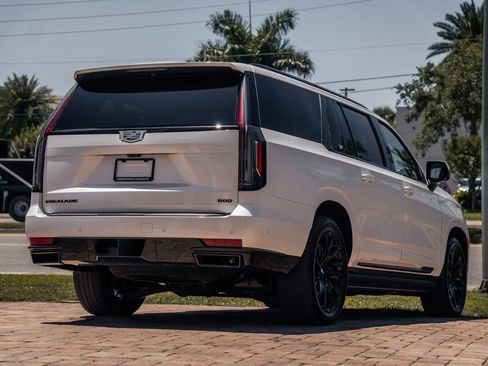 Used 2024 Cadillac Escalade ESV Sport Platinum w/ LPO, ONYX Package AWD/4WD image 5