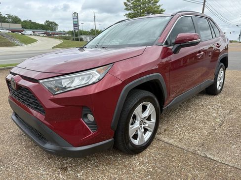 Used 2019 Toyota RAV4 XLE FWD image 1