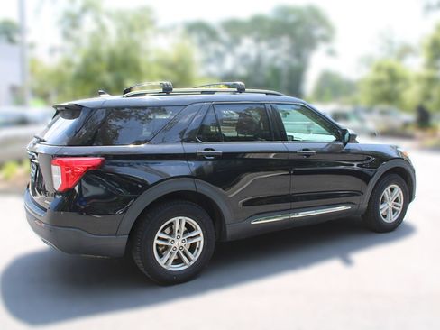 Used 2022 Ford Explorer XLT w/ Equipment Group 202A AWD/4WD image 13