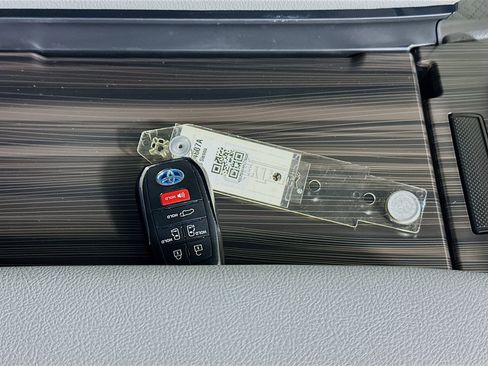 Used 2023 Toyota Sienna Limited FWD image 33