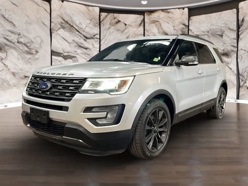 Used 2017 Ford Explorer XLT w/ Equipment Group 202A AWD/4WD image 10