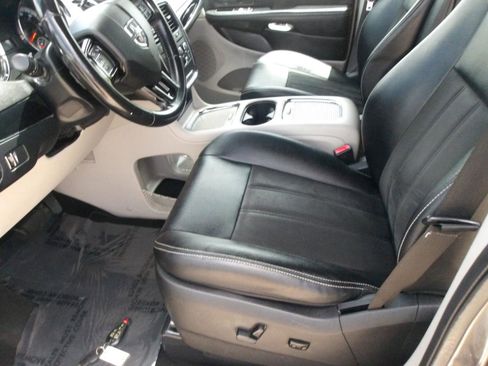 Used 2019 Dodge Grand Caravan SXT FWD image 17