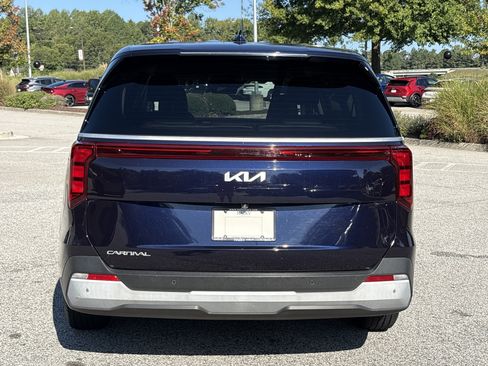Certified 2025 Kia Carnival FWD image 22