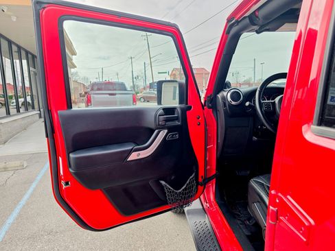 Used 2014 Jeep Wrangler Unlimited Sahara w/ Max Tow Package image 20