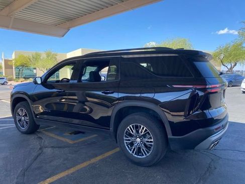 Used 2024 Chevrolet Traverse LT FWD image 2