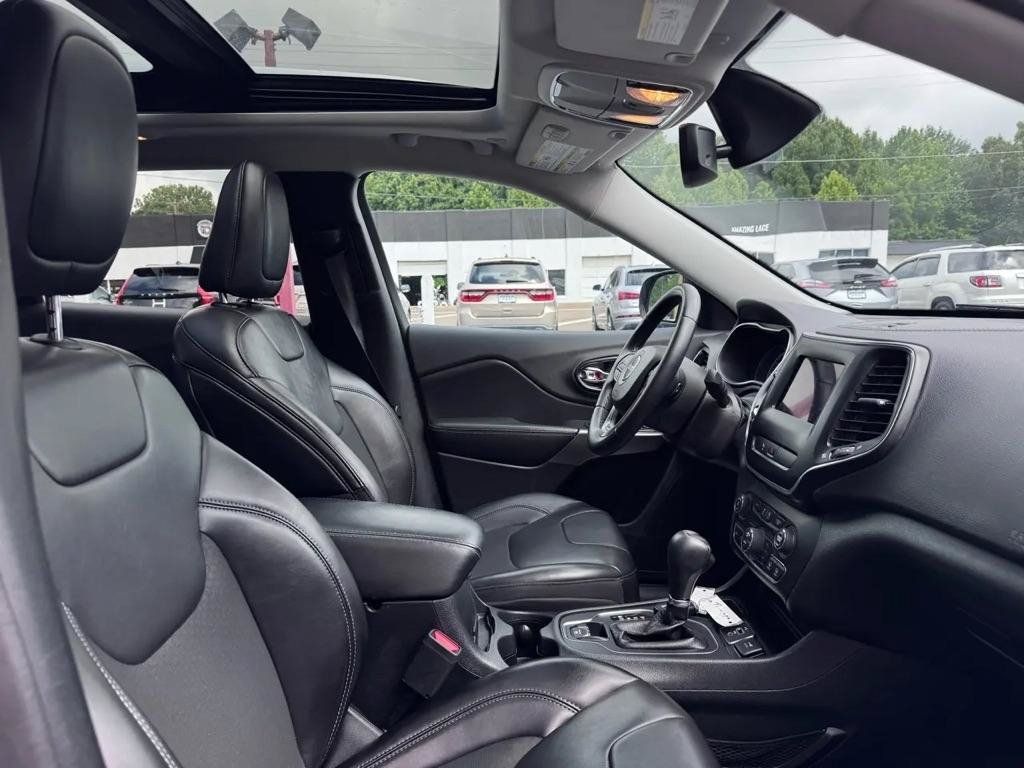 Used 2019 Jeep Cherokee Latitude Plus w/ Comfort/Convenience Group FWD image 9