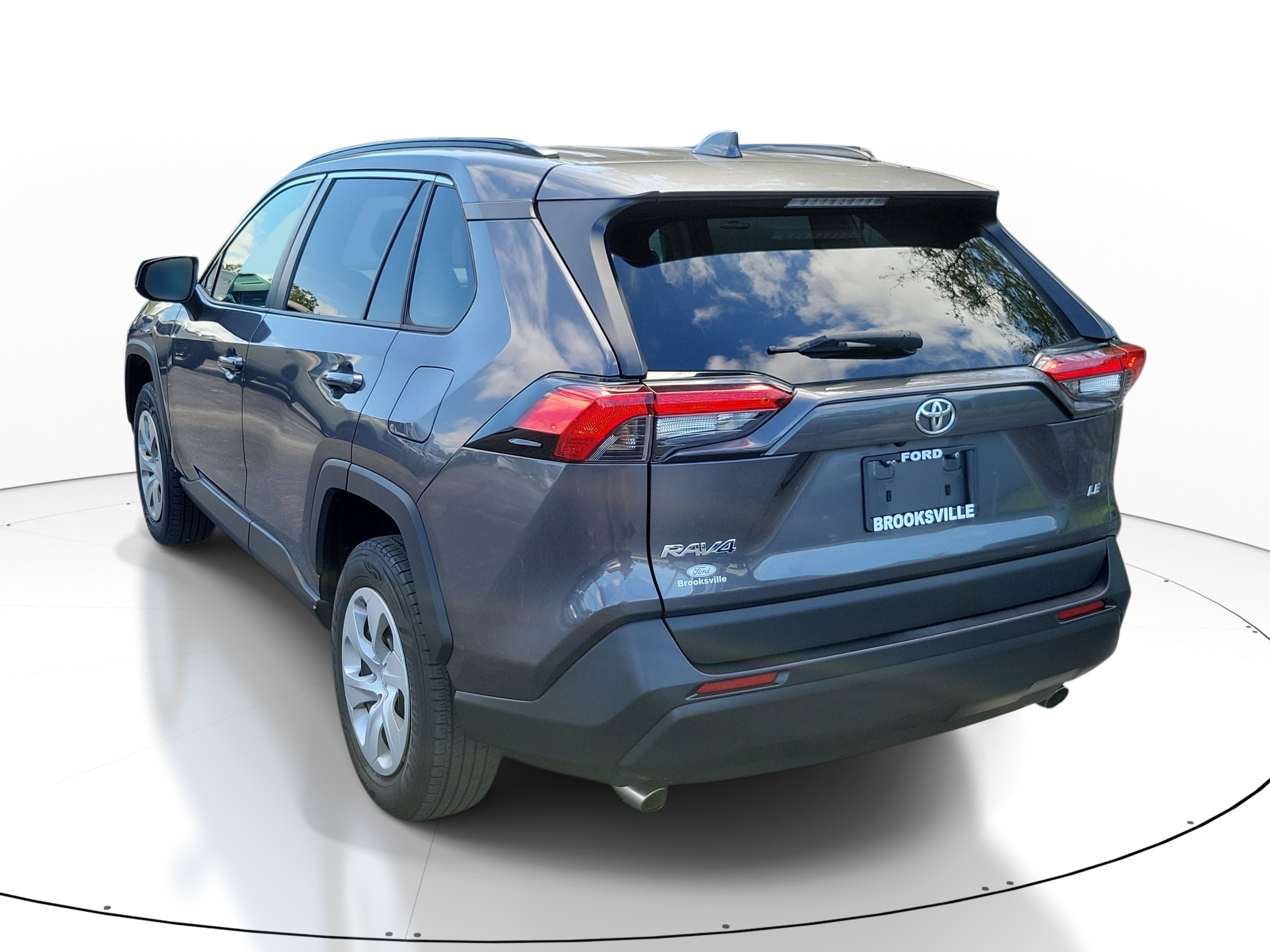 Used 2019 Toyota RAV4 LE FWD image 4
