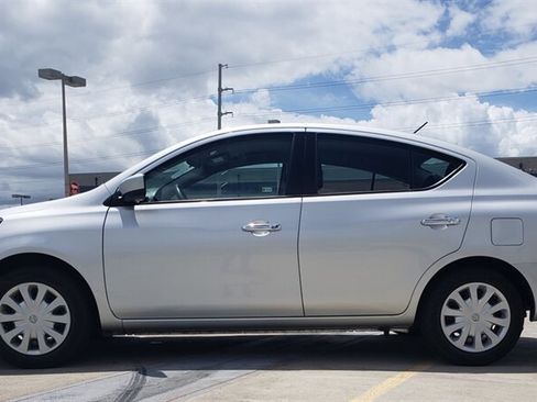 Used 2018 Nissan Versa SV FWD image 2