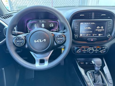 Used 2025 Kia Soul LX w/ LX Technology Package FWD image 14