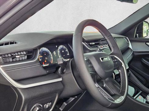 New 2025 Jeep Grand Cherokee Altitude image 3