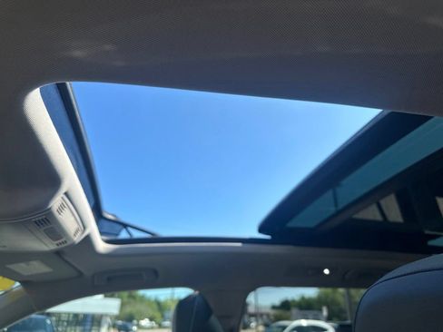 Used 2023 Volkswagen Tiguan SE w/ Panoramic Sunroof Package FWD image 28