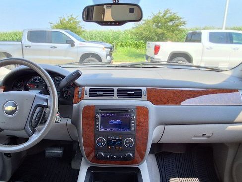 Used 2008 Chevrolet Suburban LT w/ LT Preferred Equipment Group AWD/4WD image 18