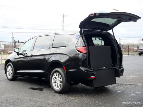 Used 2026 Chrysler Pacifica Select image 26