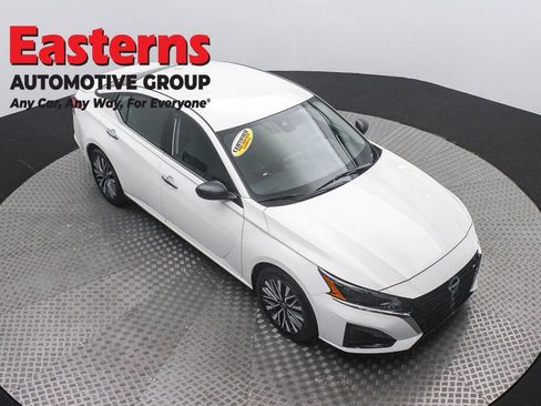 Used 2025 Nissan Altima 2.5 SV FWD image 3