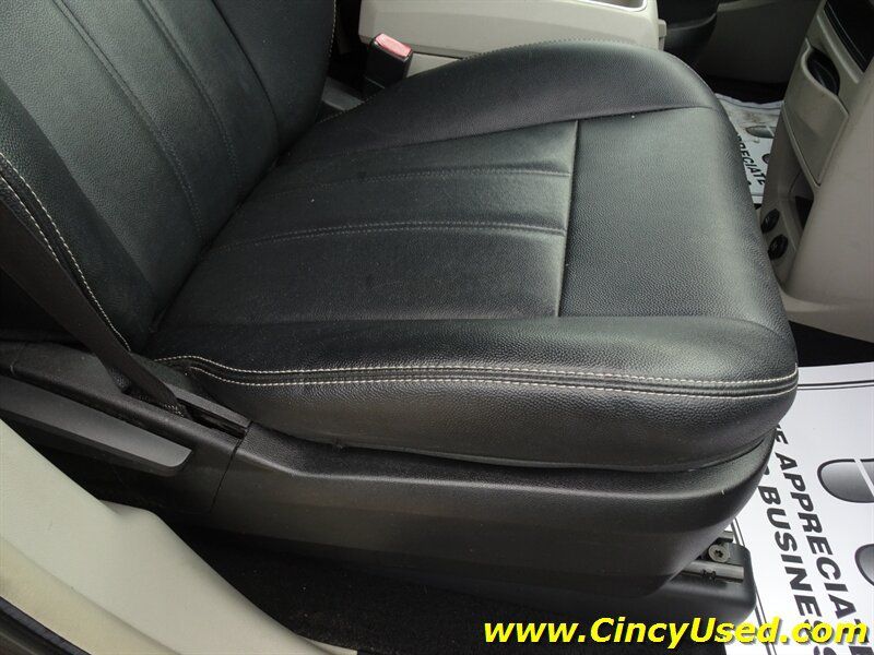 Used 2016 Chrysler Town & Country Touring FWD image 33