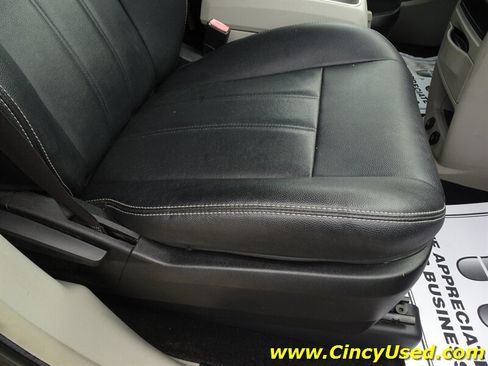 Used 2016 Chrysler Town & Country Touring FWD image 33