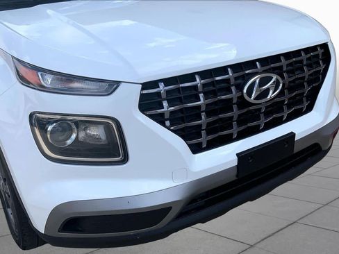 Certified 2025 Hyundai Venue SEL FWD image 31