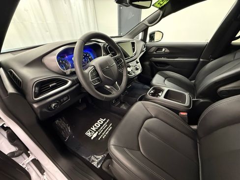 Used 2025 Chrysler Pacifica Select FWD image 11