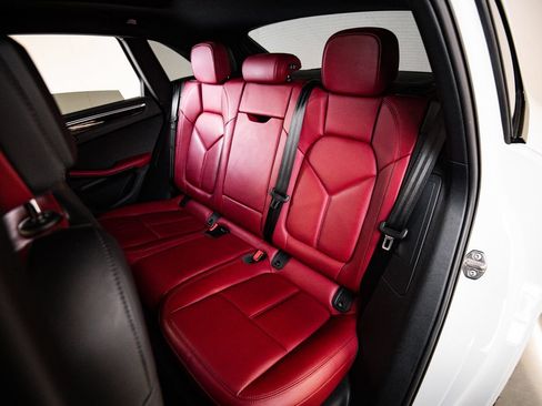 Certified 2023 Porsche Macan AWD/4WD image 24