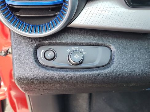 Used 2025 Chevrolet Trax LT w/ LT Convenience Package image 25