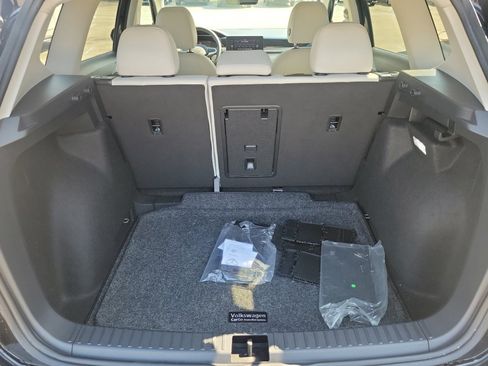 Certified 2025 Volkswagen Taos SE w/ Black Wheel Package image 19