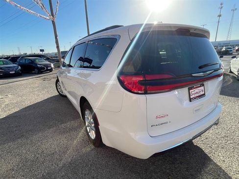 Used 2022 Chrysler Pacifica Touring-L image 6