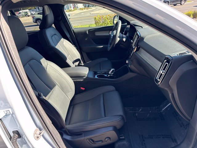 Used 2026 Volvo XC40 B5 Plus AWD/4WD image 15