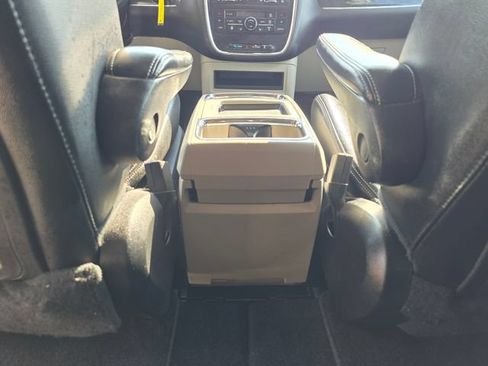 Used 2016 Chrysler Town & Country Touring w/ Driver Convenience Group FWD image 33