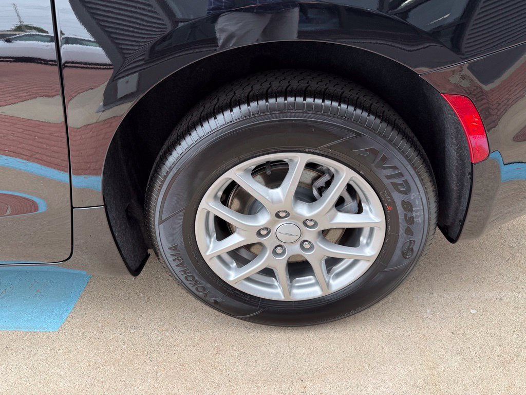 New 2027 Chrysler Pacifica Select FWD image 9