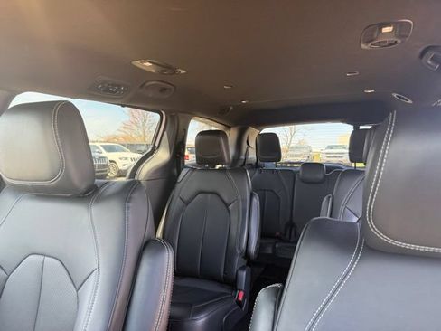 Certified 2025 Chrysler Pacifica Select FWD image 23