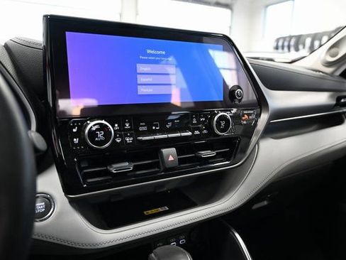 Used 2023 Toyota Highlander Limited image 16