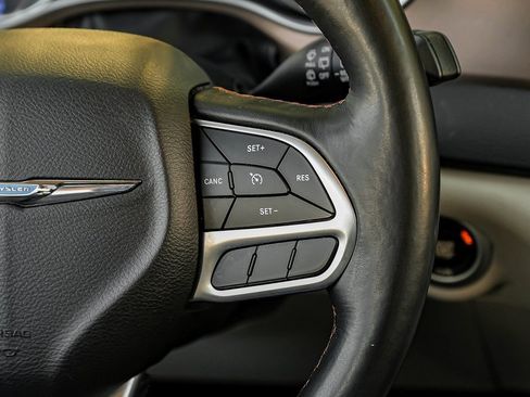 Used 2019 Chrysler Pacifica Touring-L image 25