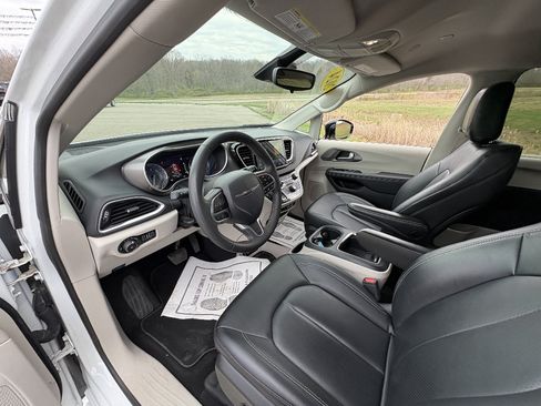 Used 2024 Chrysler Pacifica Touring-L FWD image 31