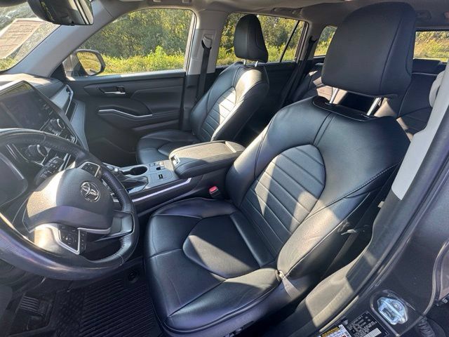 Used 2023 Toyota Highlander XLE FWD image 15