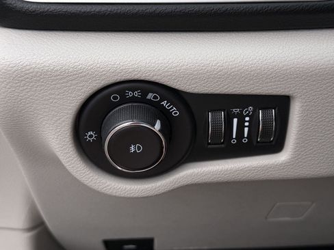Used 2023 Chrysler Pacifica Touring-L FWD image 19